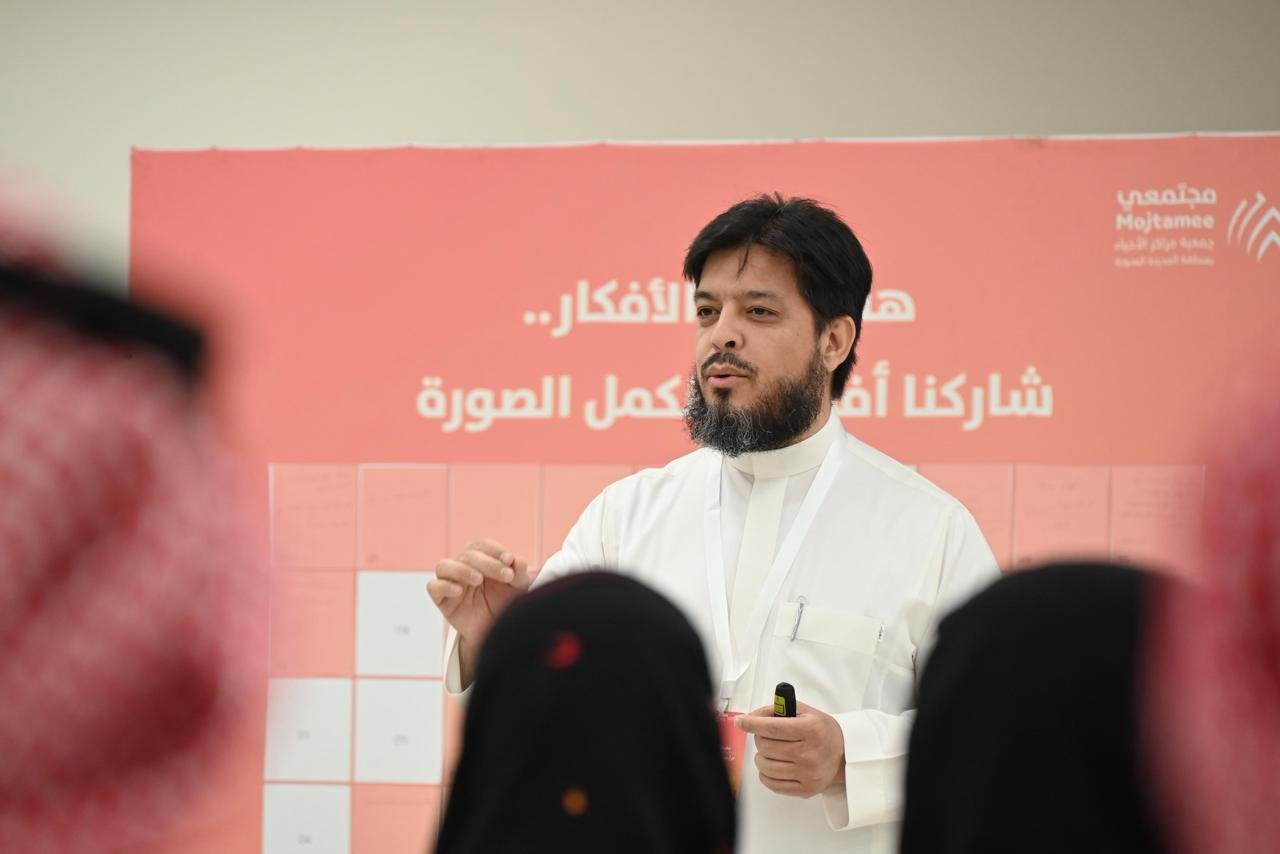 سيد في حوار مع المشاركين